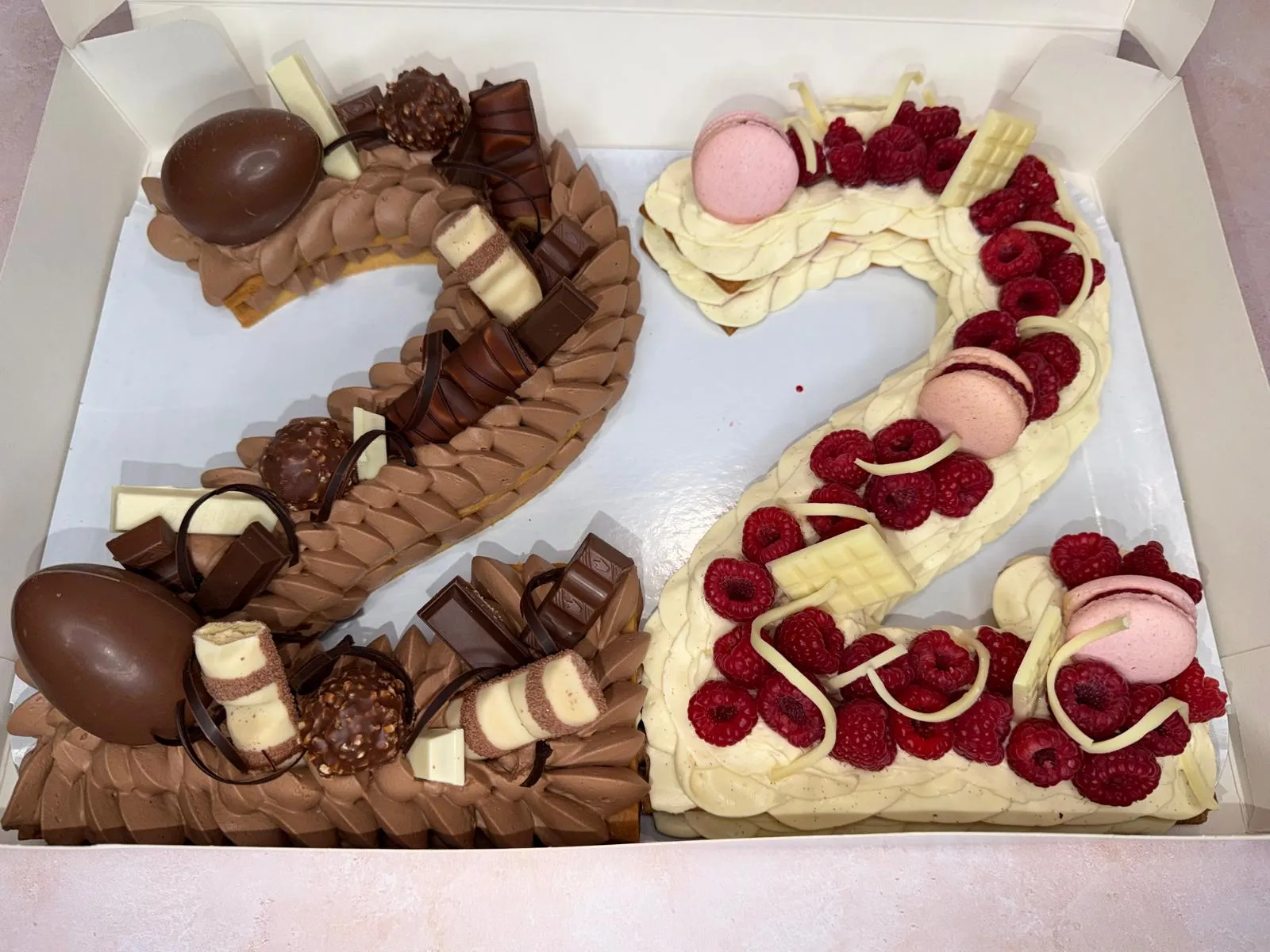 Number cake 22, chantilly chocolat, framboises et macarons