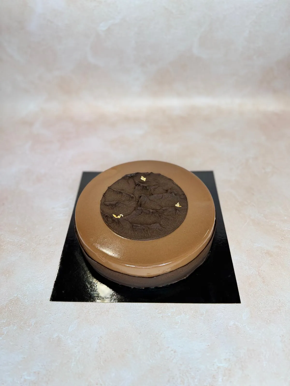 Petit entremets chocolat au lait, disque de chocolat et éclats dorés