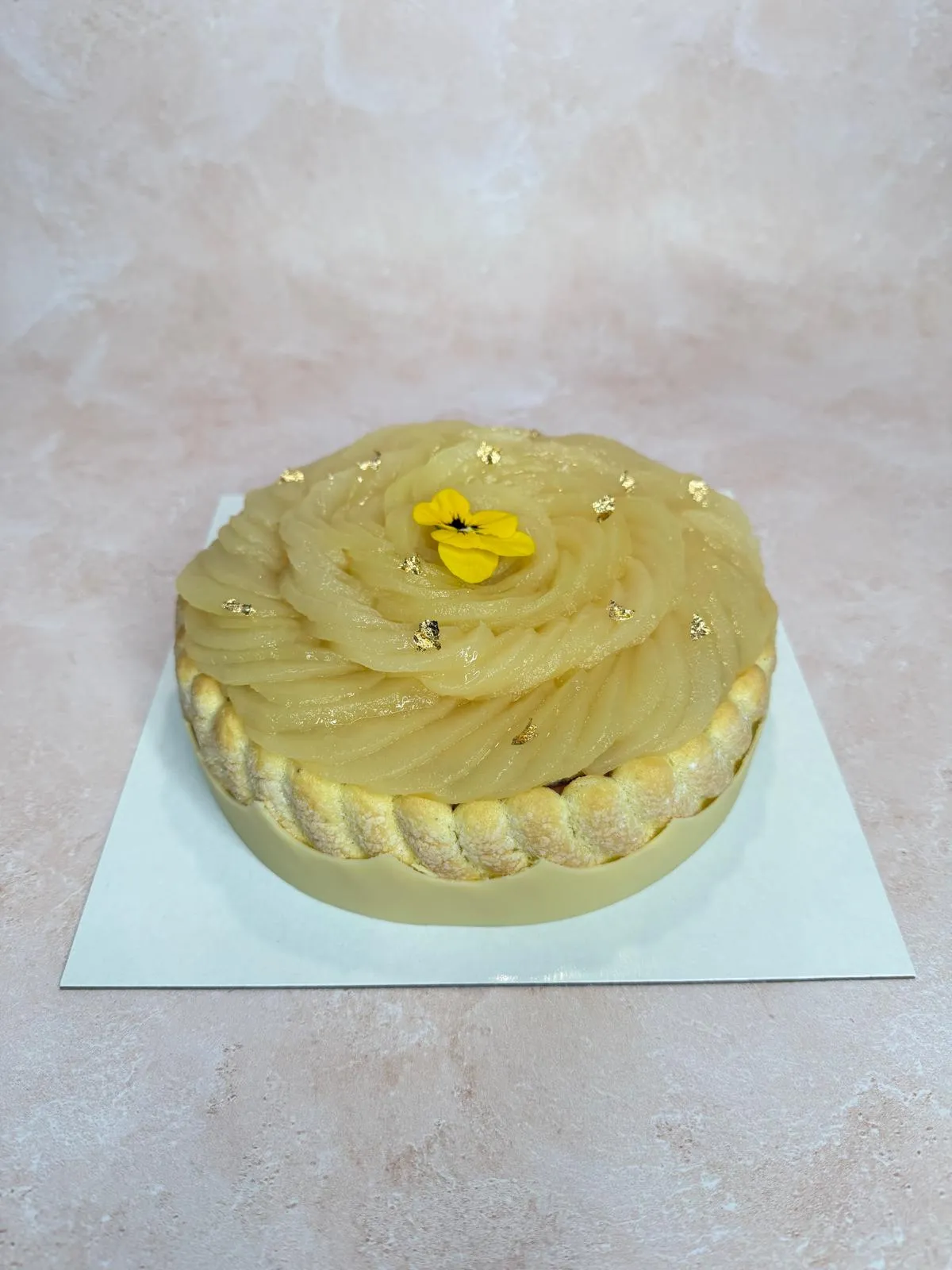 Charlotte aux poires, rosace de poires et touche dorée