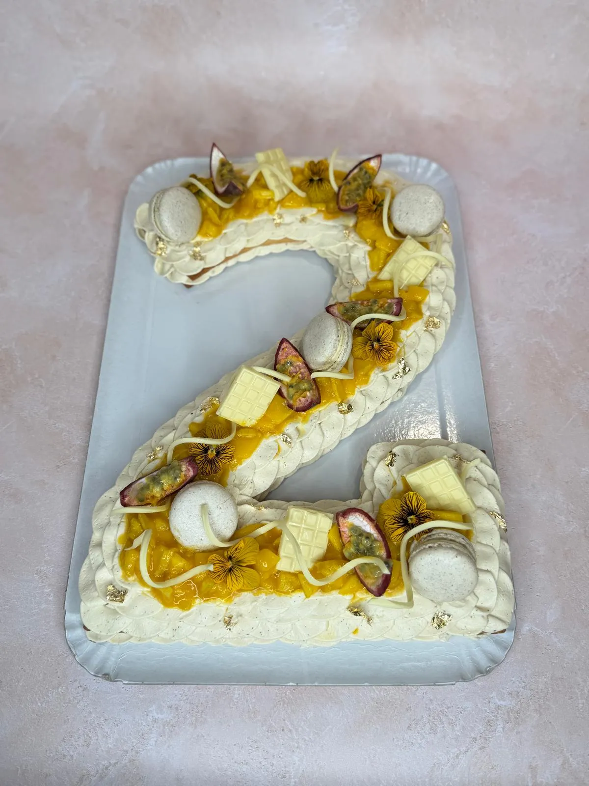 Number cake chiffre 2, fruits exotiques et macarons