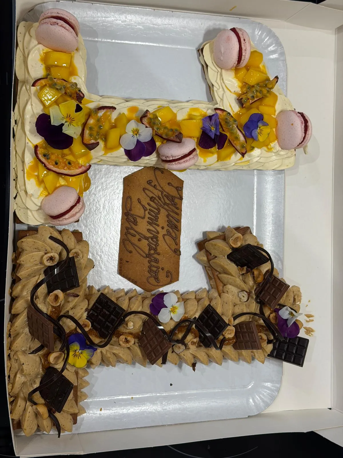Number cake personnalisé, plaque en chocolat et fleurs comestibles