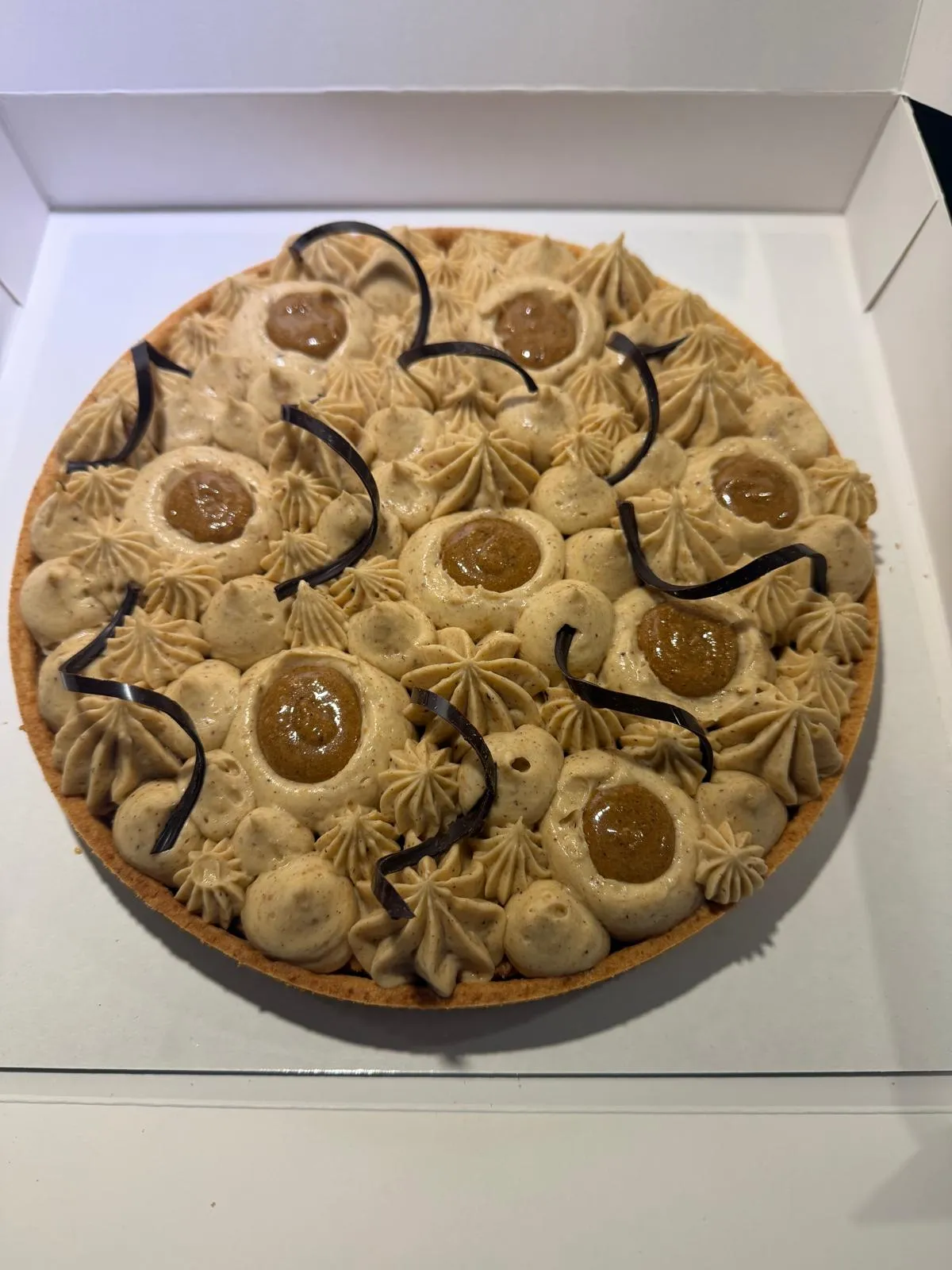 Tarte praliné, pochage noisette et puits de caramel