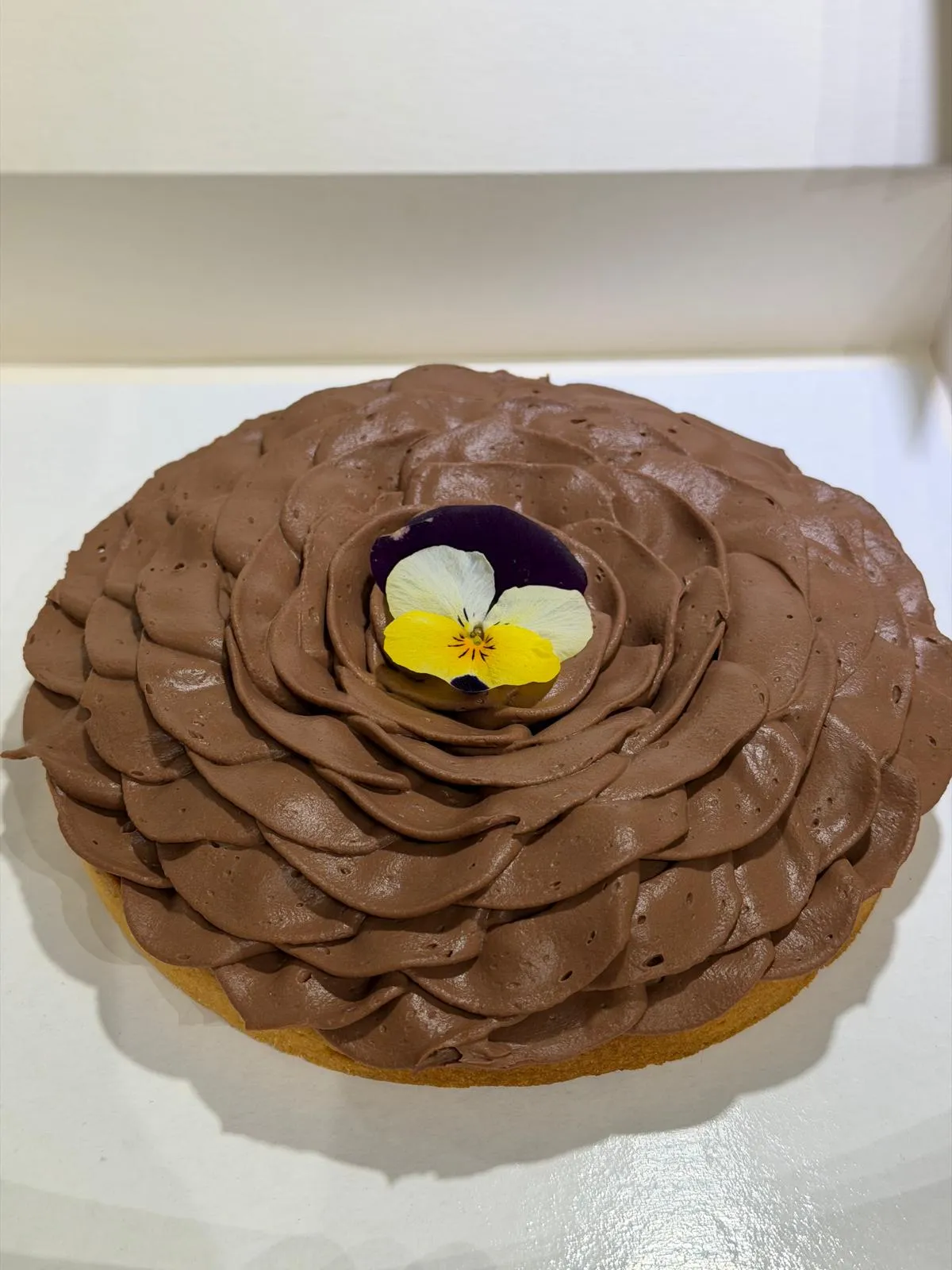 Tarte chocolat, pochage en rosace et pensée comestible