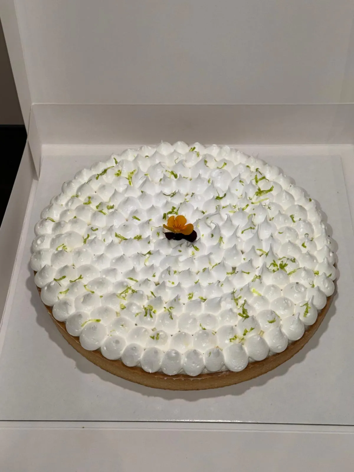 Tarte meringuée, pointes de meringue et citron vert