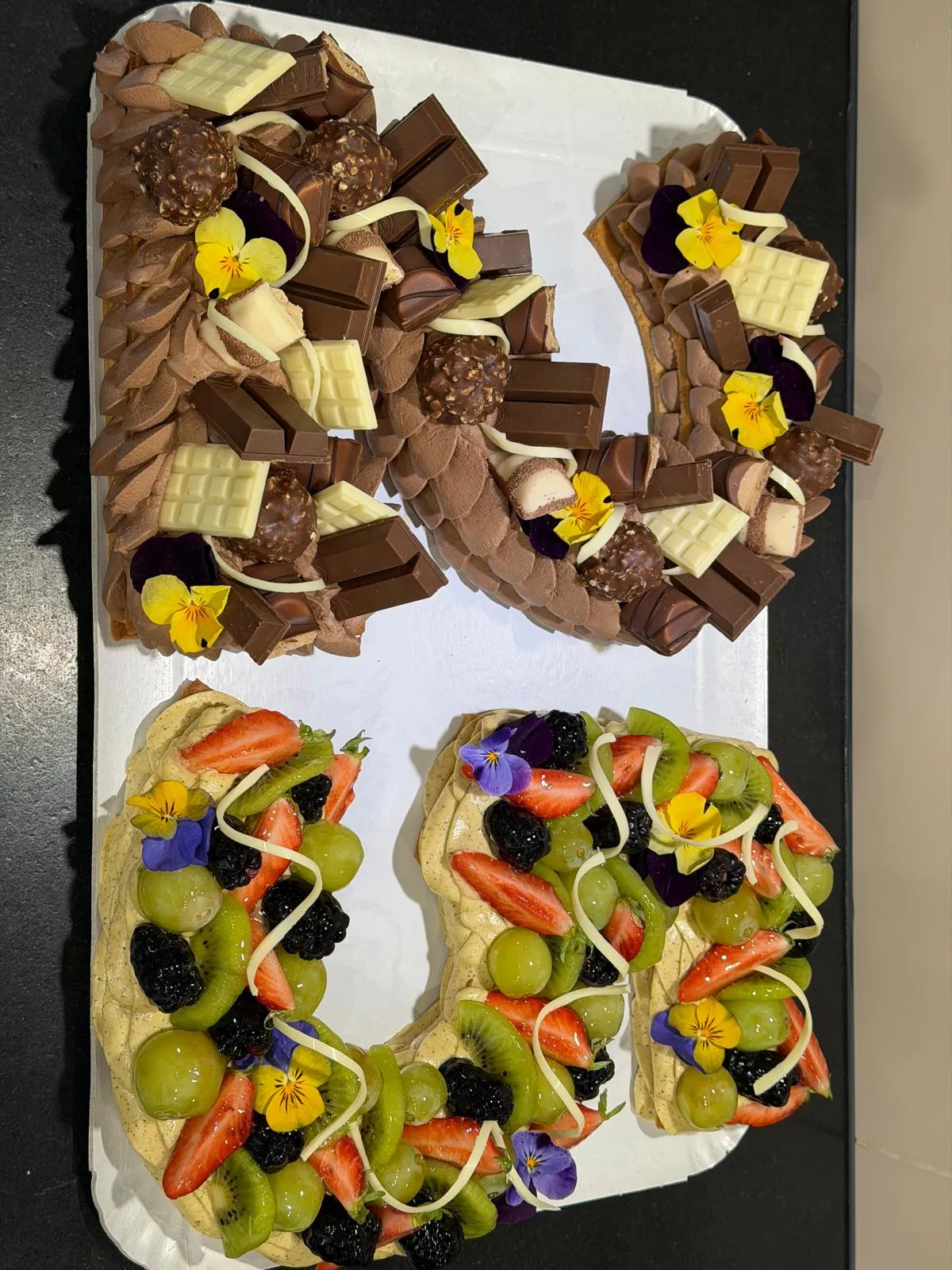 Number cake 20, chocolat, fraises et kiwi