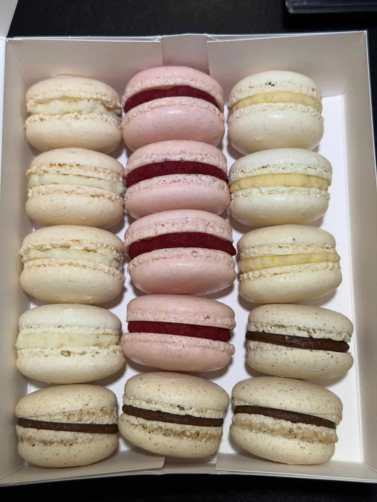 Macarons faits maison, coffret de saveurs variées