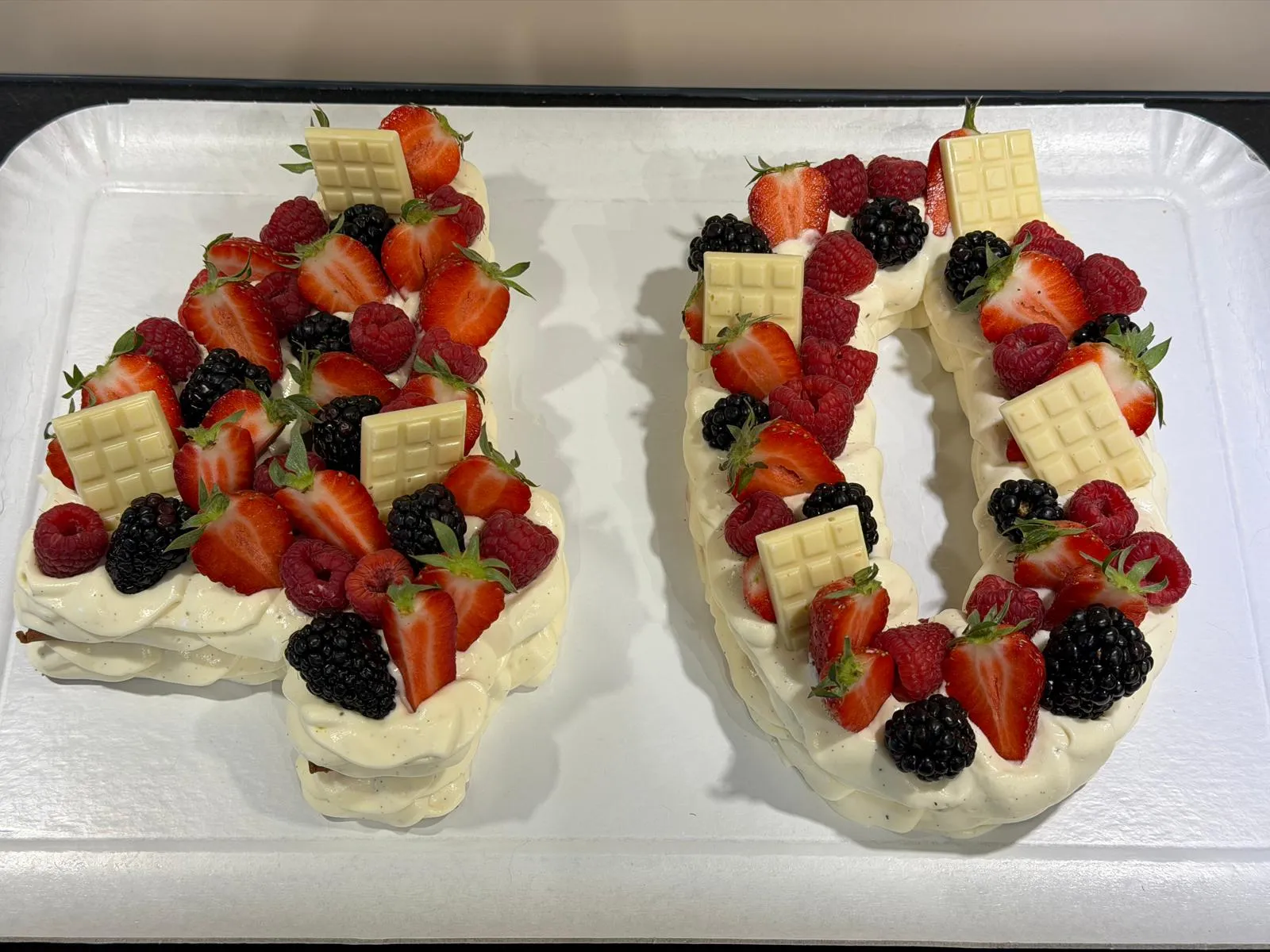 Number cake garni de fraises, mûres et chocolat blanc