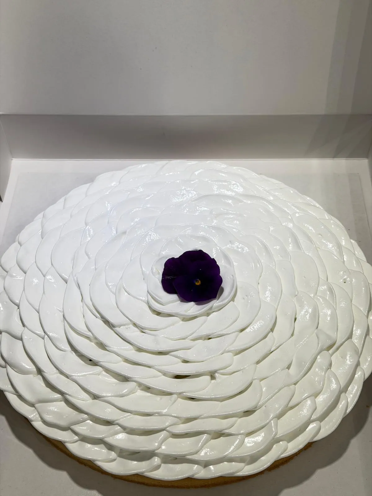 Tarte décor pétales de crème, fleur comestible