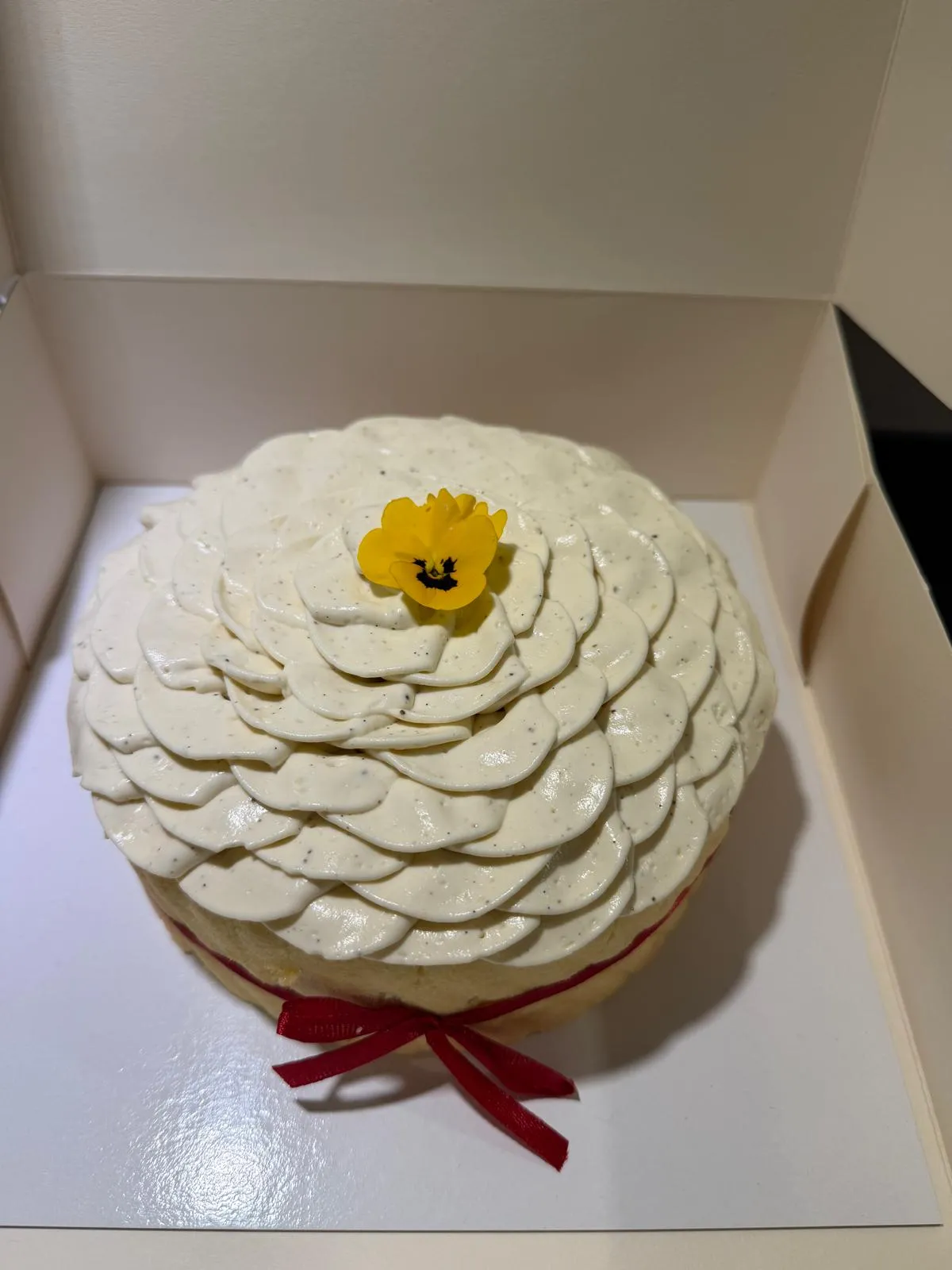 Entremets décor pétales de crème, pensée jaune