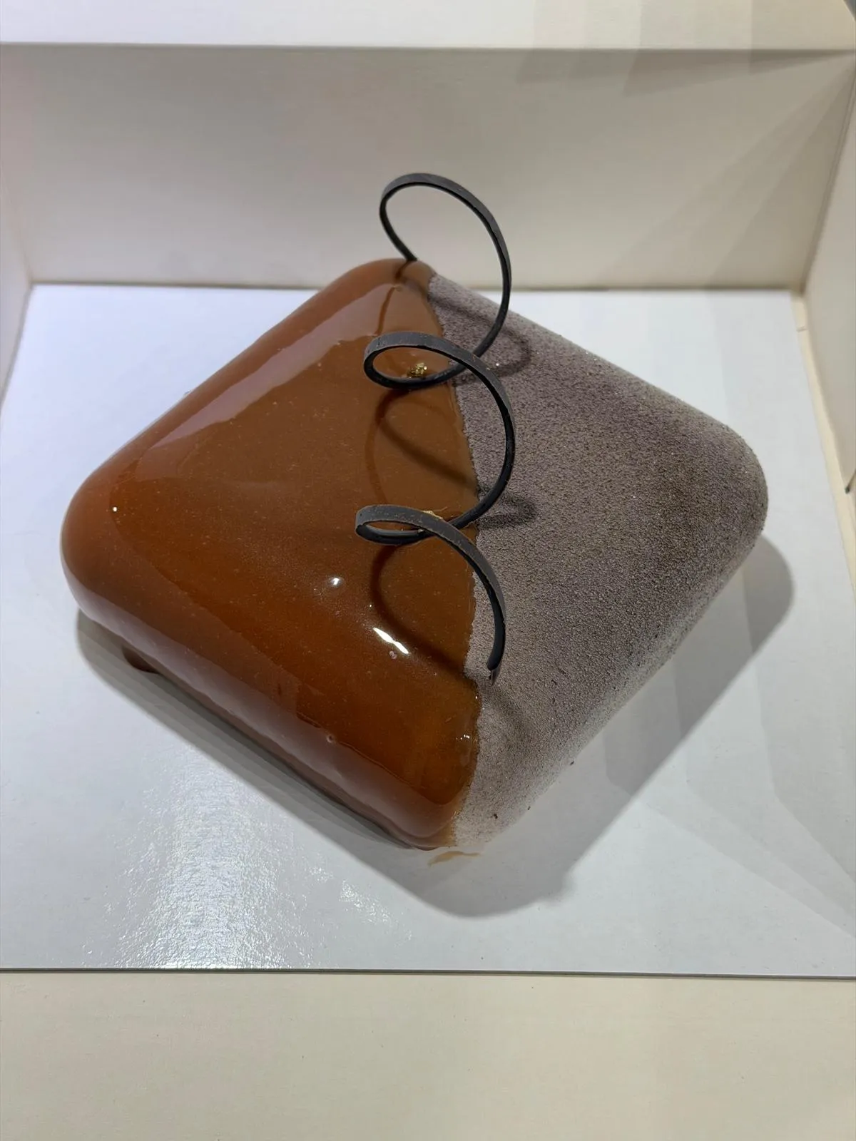 Entremets carré chocolat, glaçage miroir et effet velours, spirales de chocolat