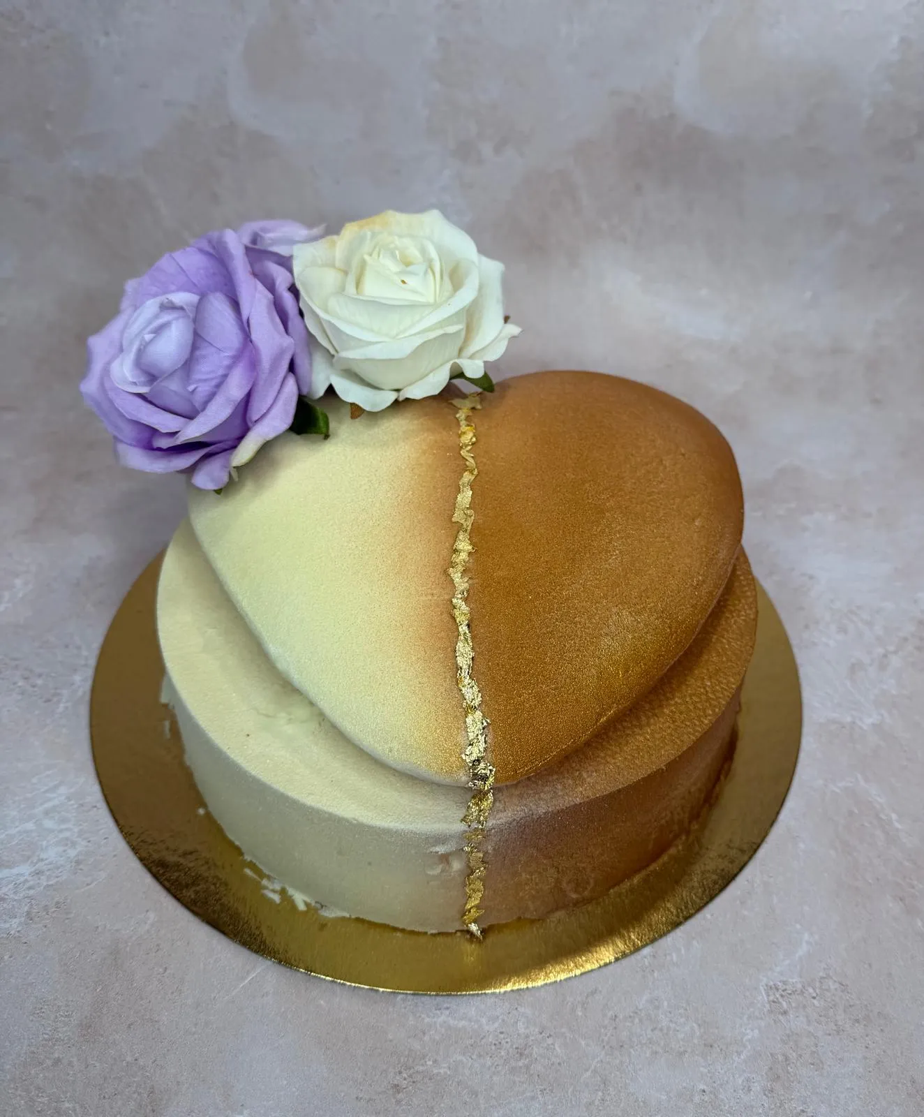Entremets cœur bicolore effet velours, roses en crème