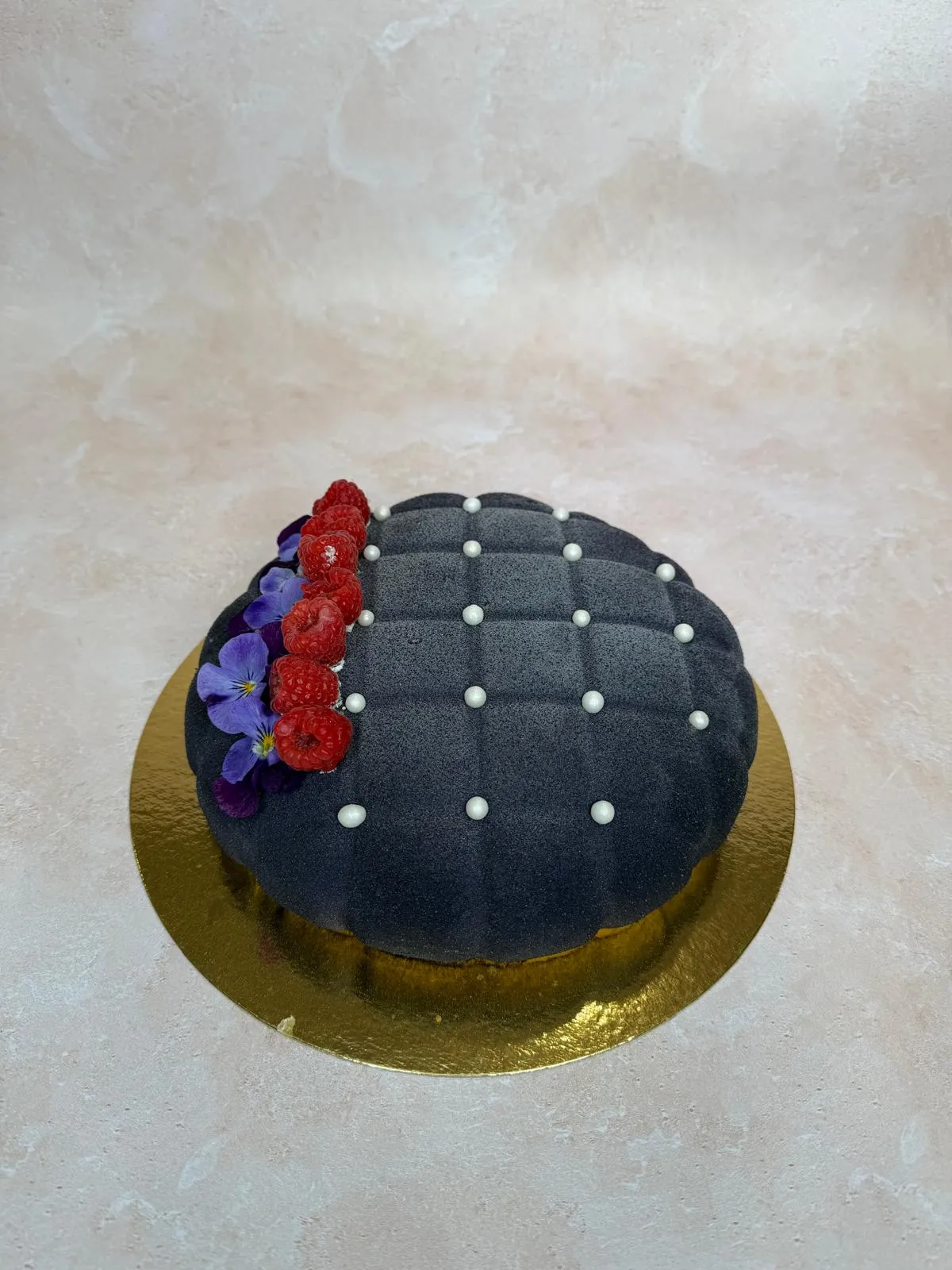 Entremets matelassé noir, fruits rouges et violettes