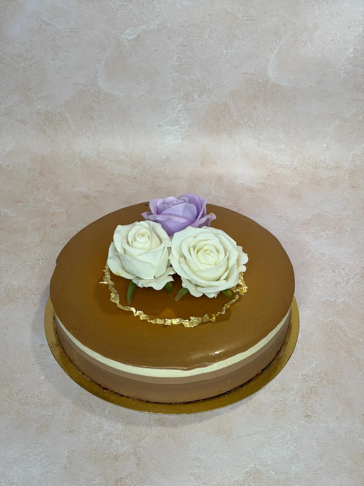 Entremets glaçage caramel, roses en crème et touche dorée