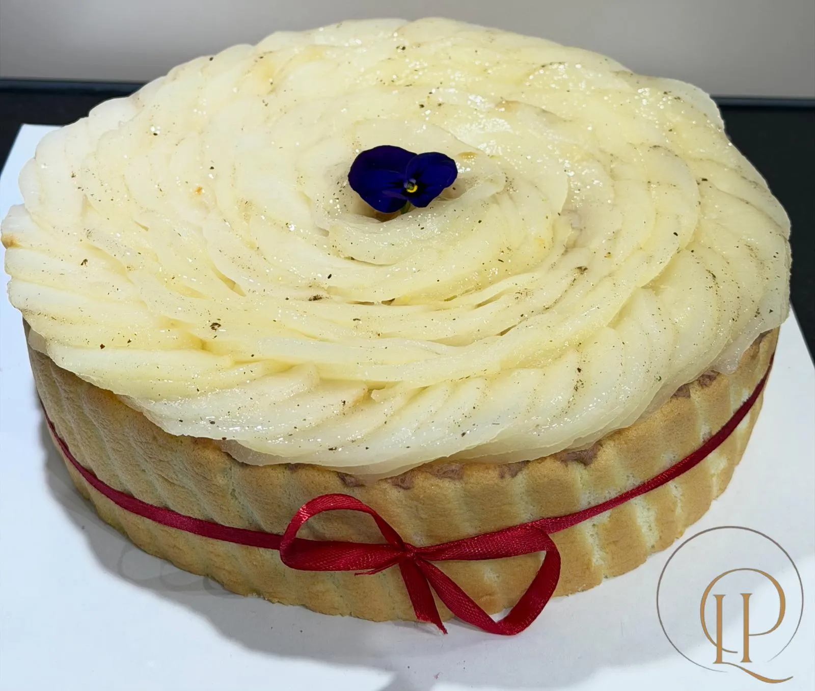 Charlotte crème vanille, biscuit cuillère et ruban rouge