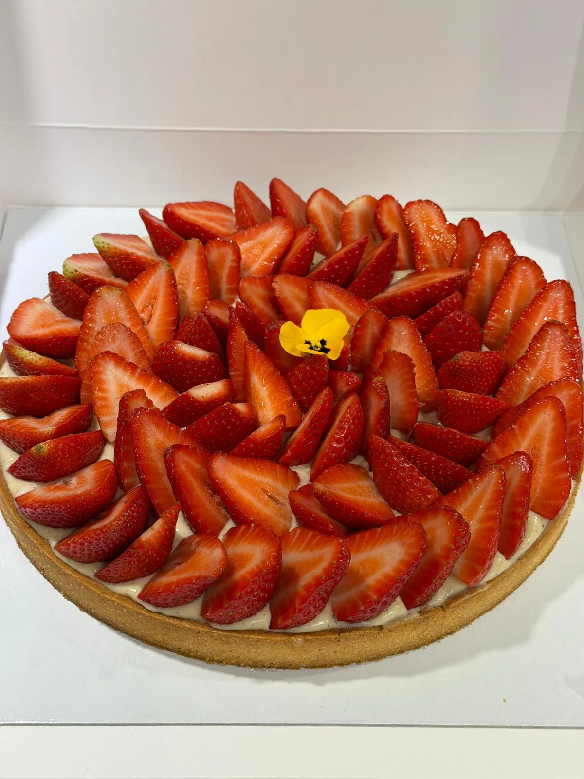 Tarte aux fraises fraîches, pensée jaune