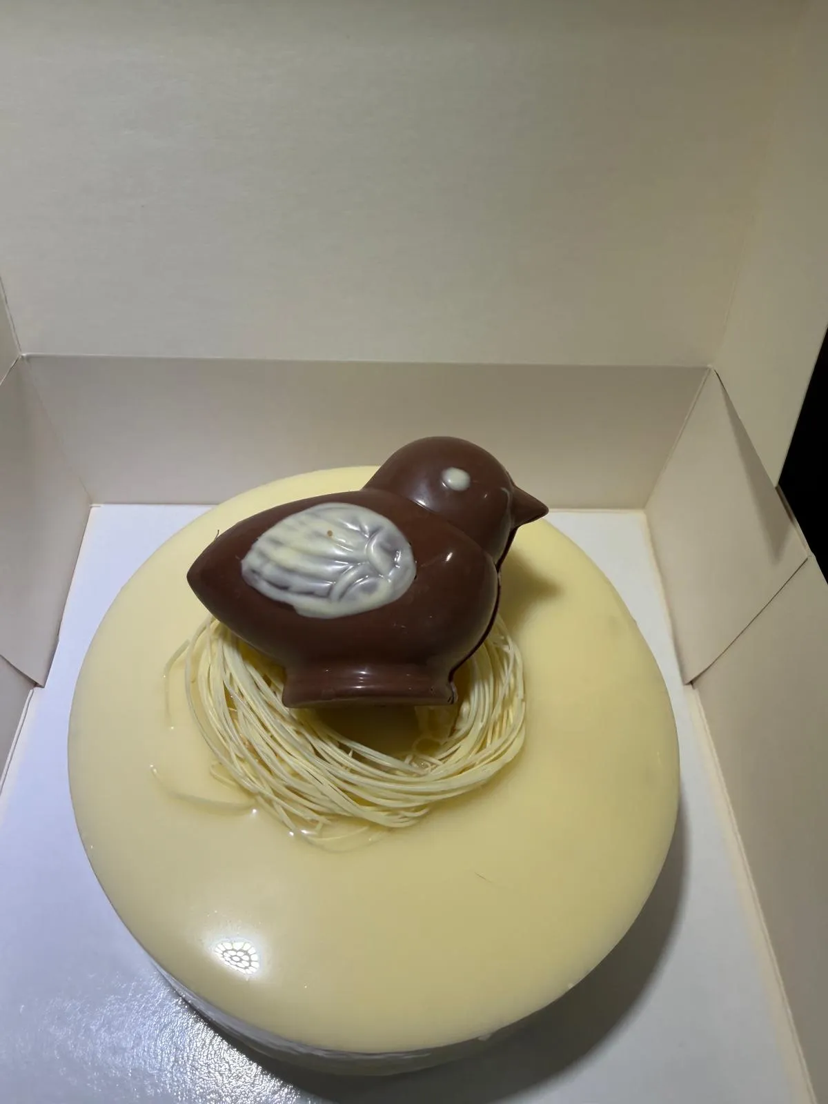 Entremets de Pâques, poussin en chocolat sur nid poché