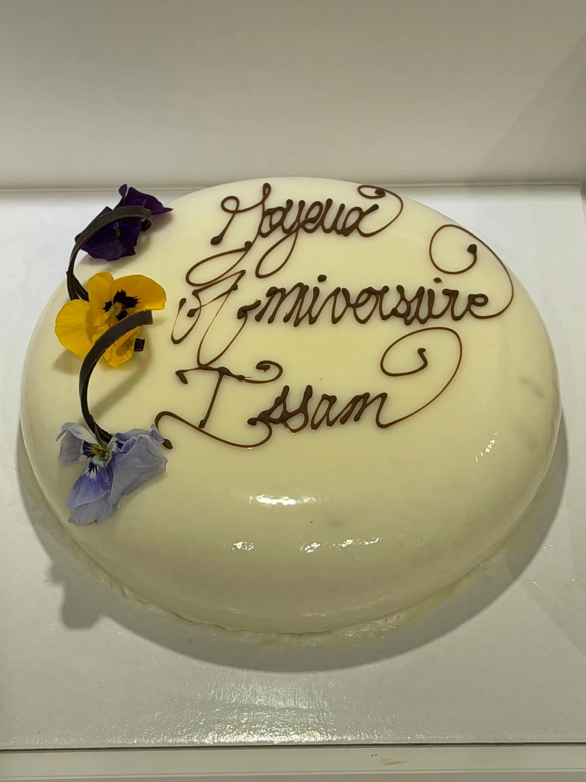 Entremets anniversaire glaçage ivoire, inscription personnalisée et fleurs