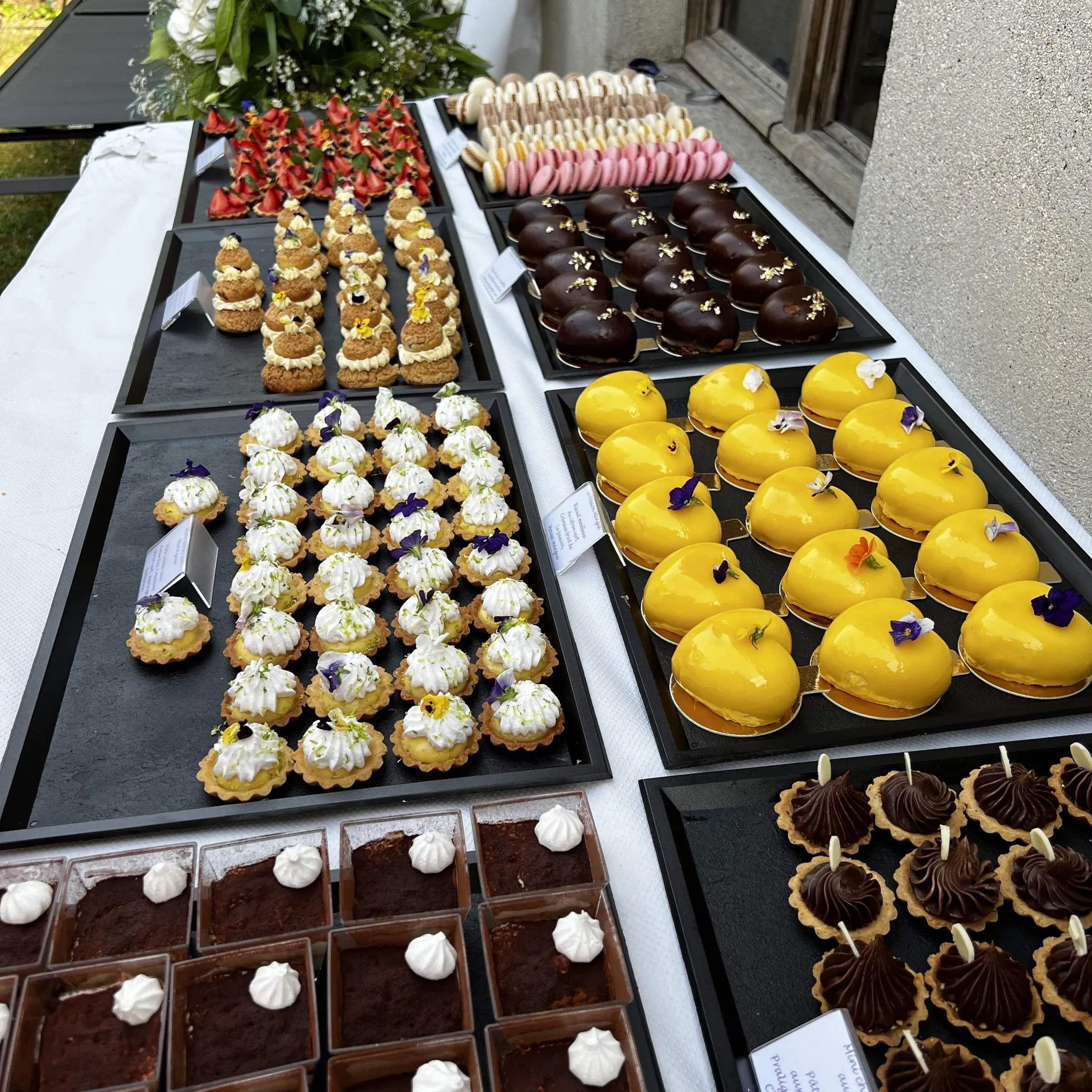 Buffet de mignardises verrines tartelettes macarons et choux