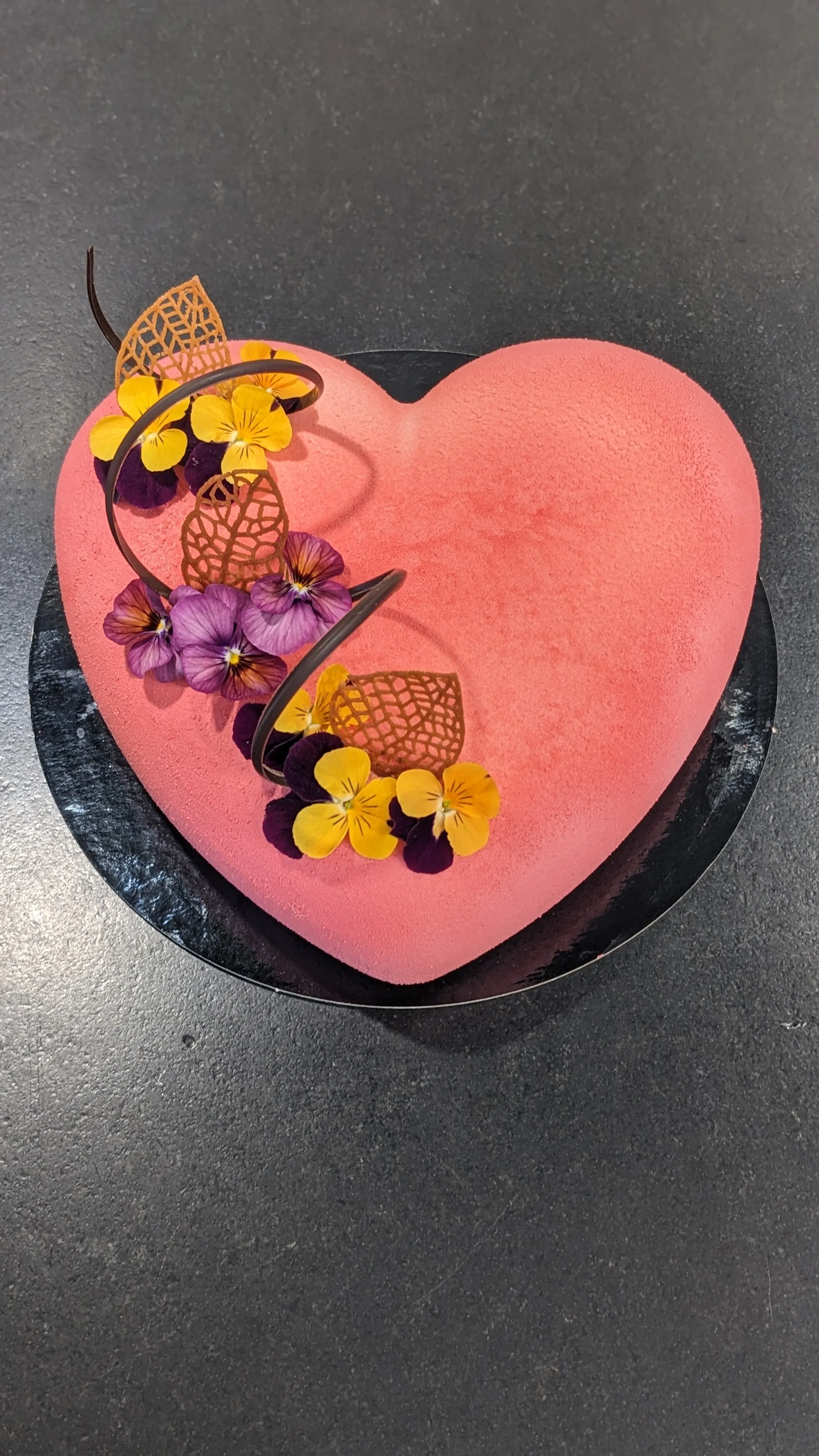 Entremets cœur rose effet velours, pensées comestibles