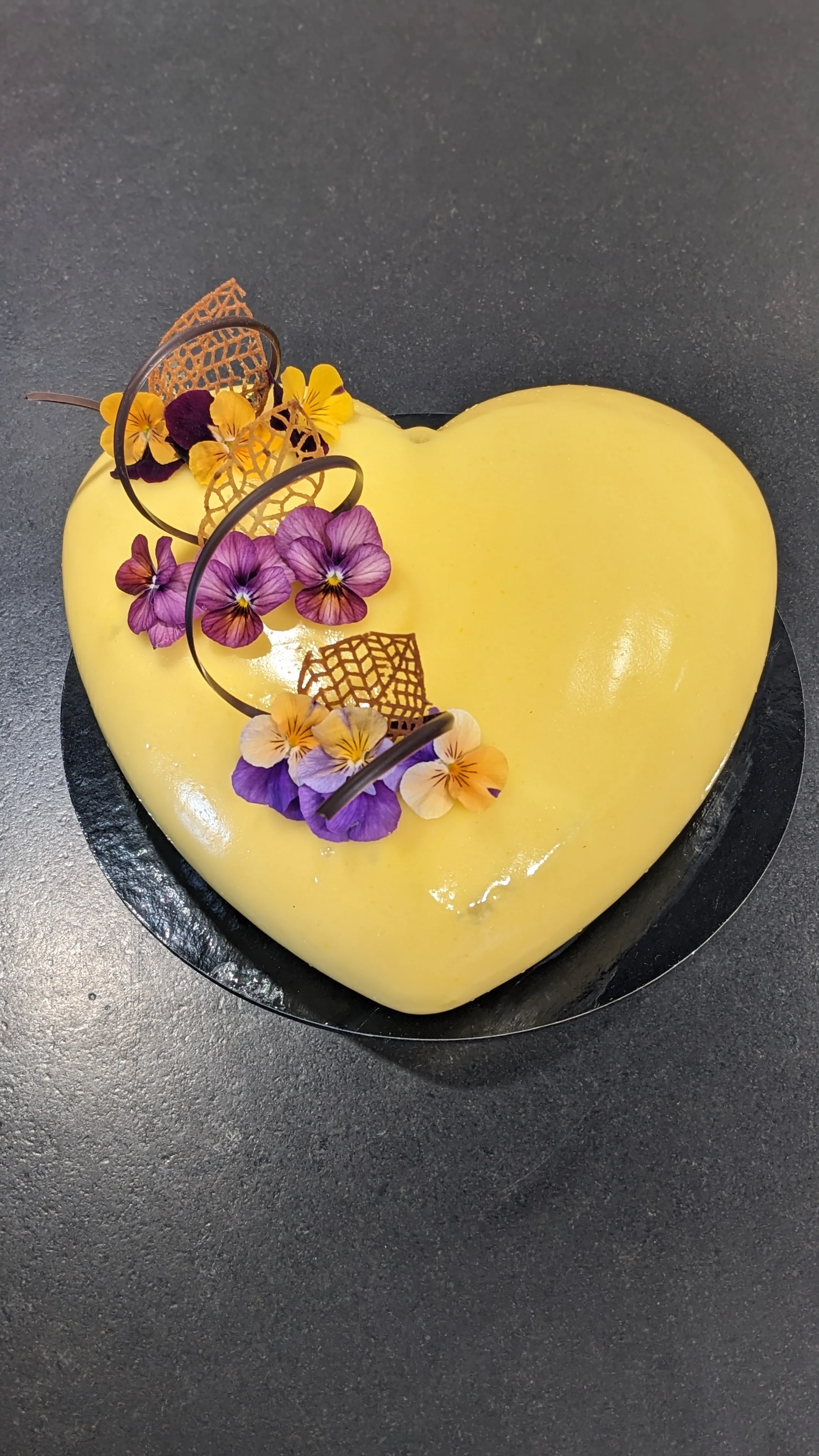 Entremets cœur glaçage crème, fleurs comestibles