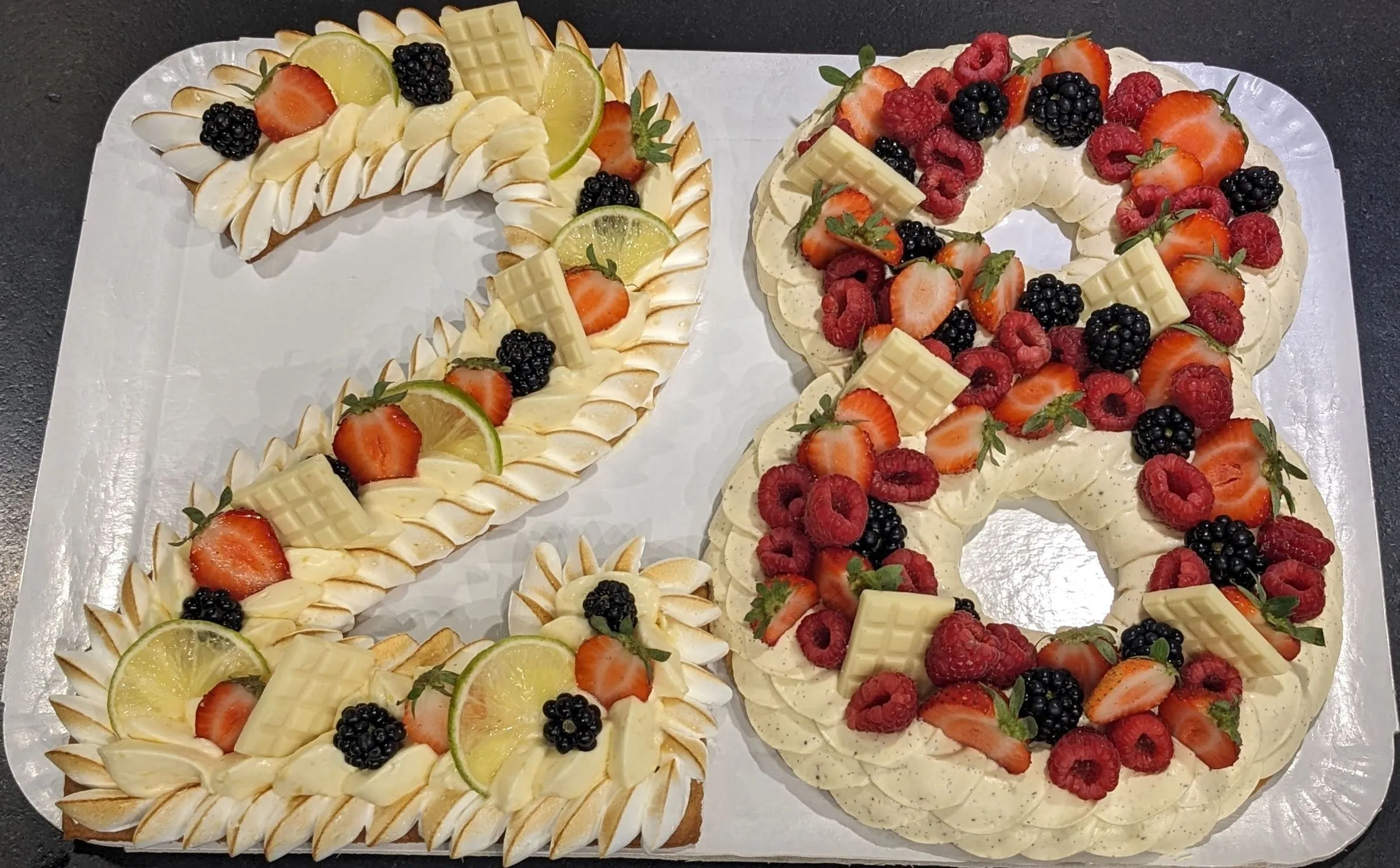 Number cake 28, fruits rouges, chantilly et chocolat blanc