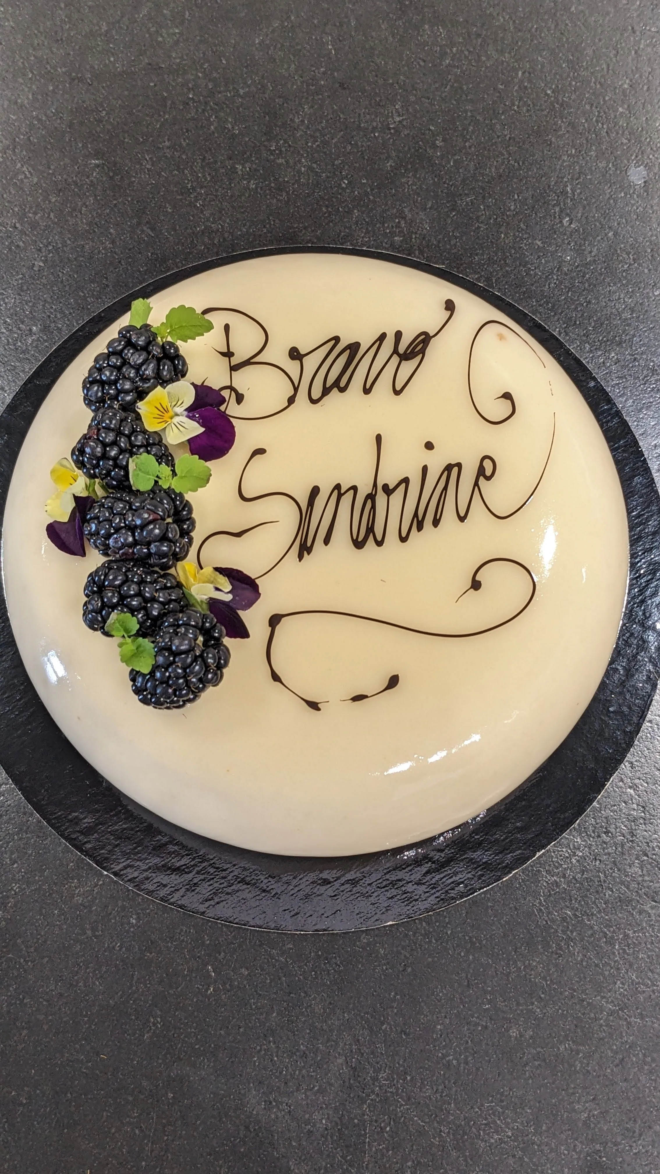 Entremets félicitations, mûres fraîches et inscription au chocolat