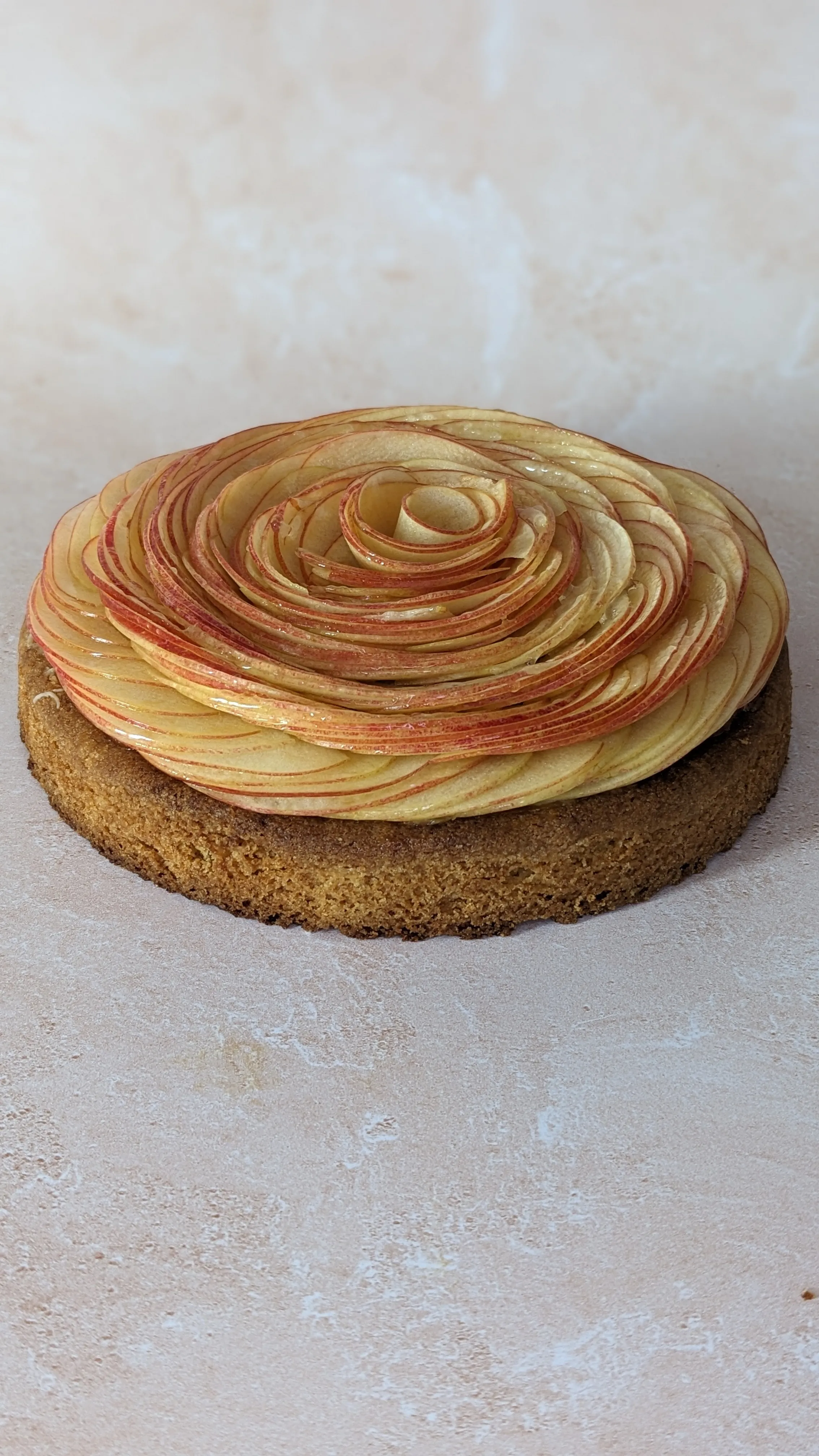 Tarte aux pommes en rosace sur pâte sablée