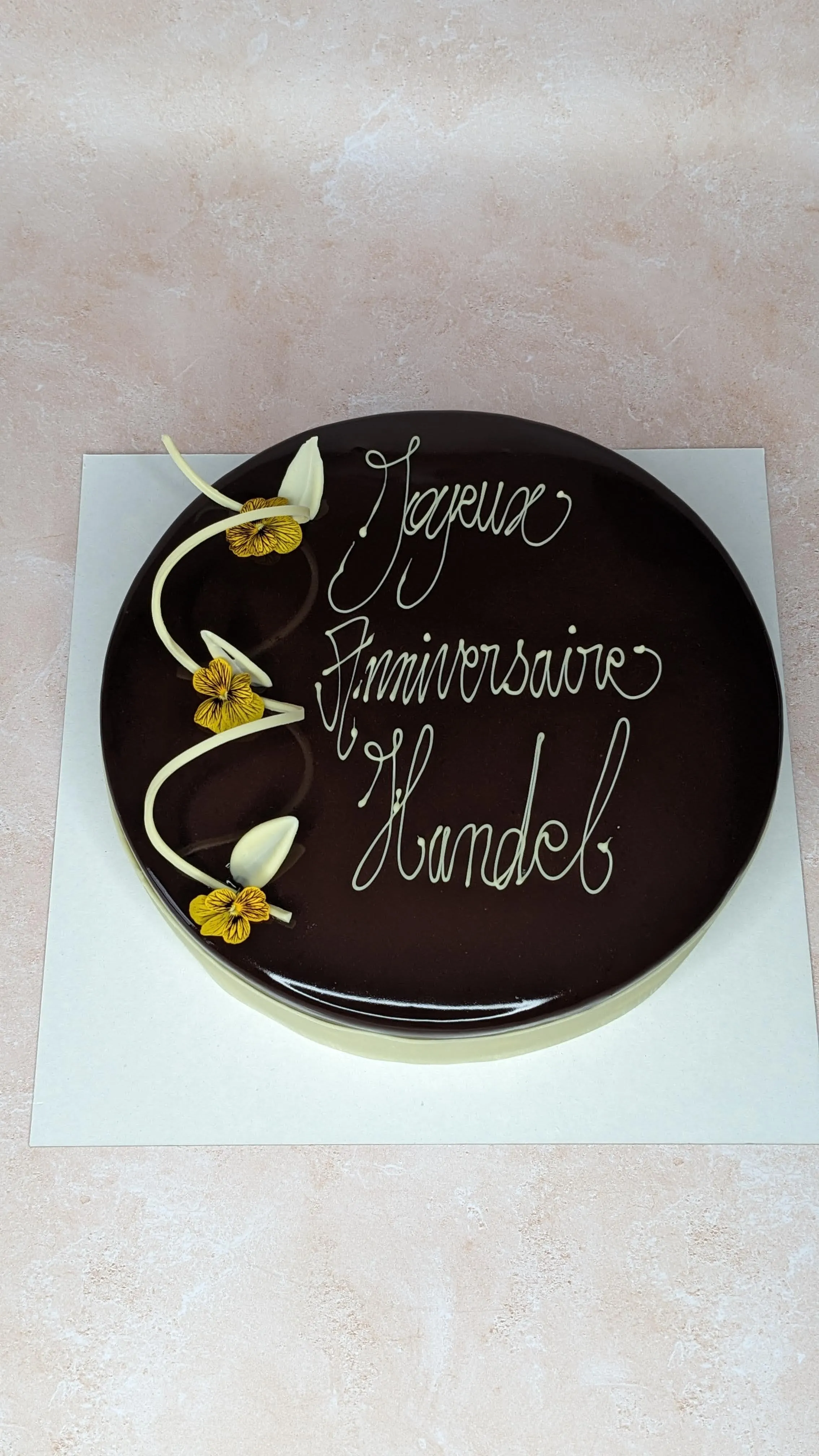 Entremets anniversaire glaçage chocolat noir, inscription à la main